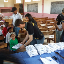 Distribution de kits scolaires par Jovenna